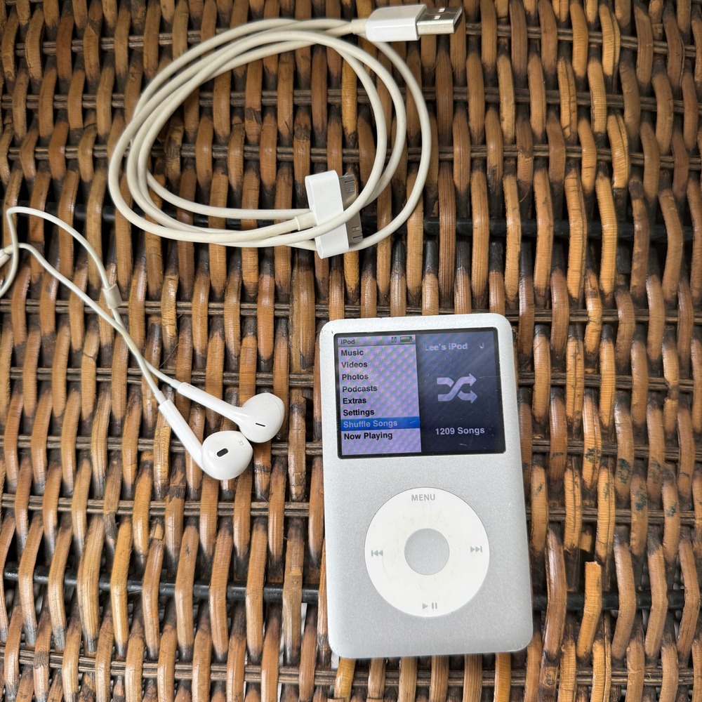 Apple iPod Classic 7th Gen 160GB Silver A1238 1200+ Songs Tested Working